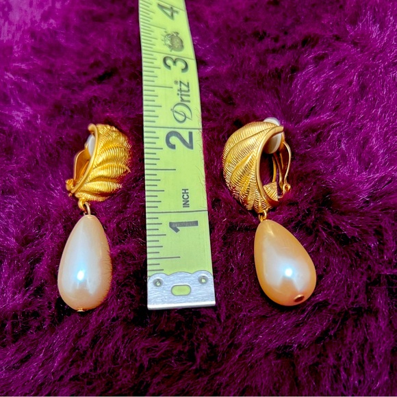 Vintage 80's Runway Authentic, Signed, Givenchy Gold and Pearl Drop Earings - Picture 4 of 7